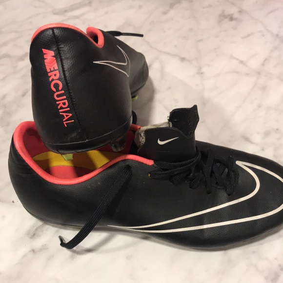 Soccer cleats - Picture 7 of 7